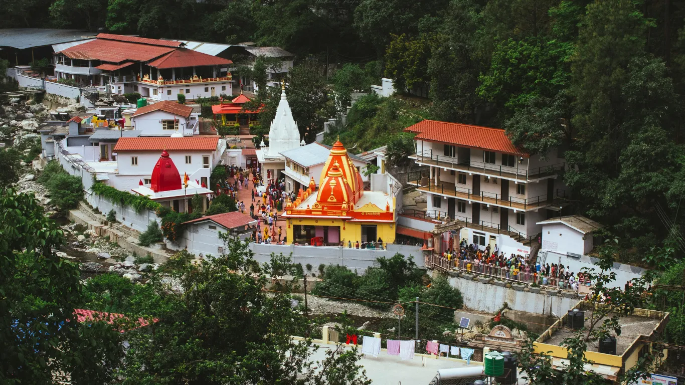 how to reach kainchi dham from delhi