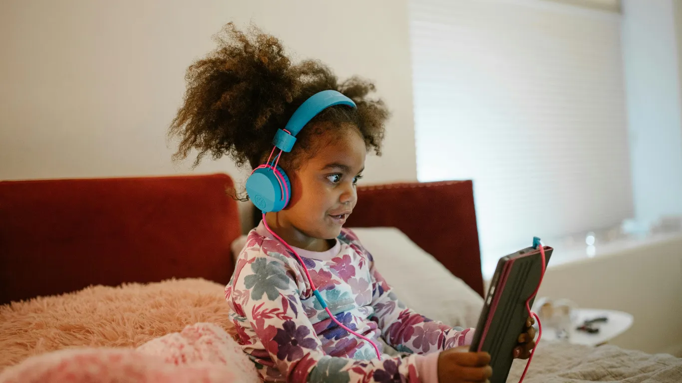 10 Airplane Travel Essentials for Kids